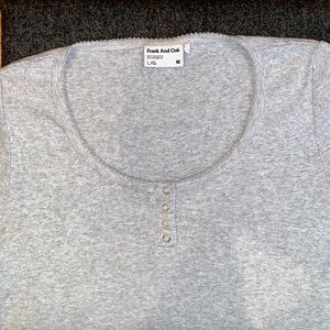 Frank and Oak cropped gray T-shirt with scoop neck and snap front